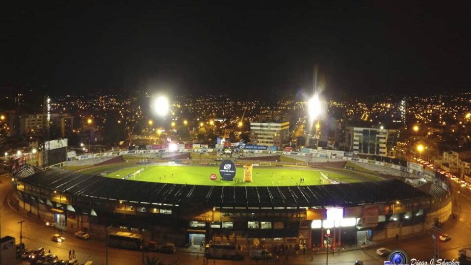 El Estadio Alejandro Serrano Aguilar, propiedad de la Federación Deportiva de Azuay, es el estadio donde juega de local el Deportivo Cuenca.
